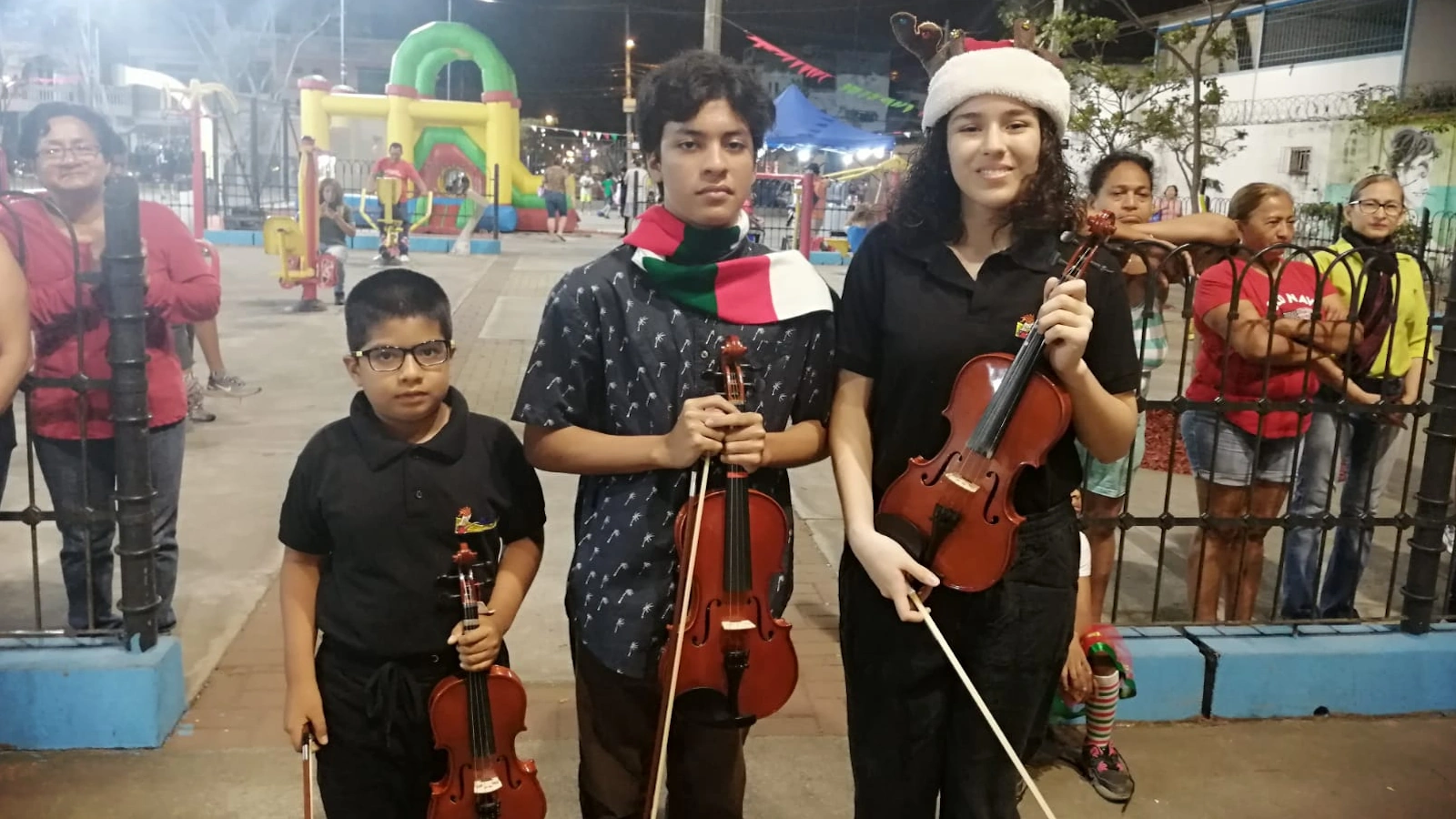Presentación Navideña de Violines en Polideportivo Pradera 2