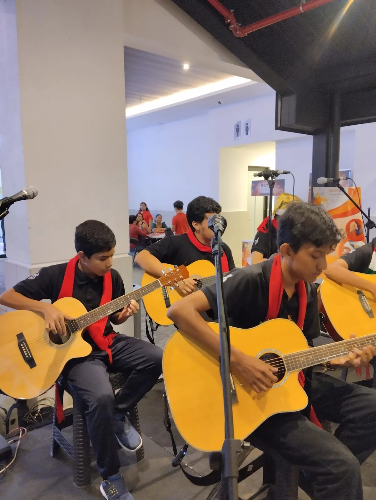Presentación de guitarra en Plaza Vermont
